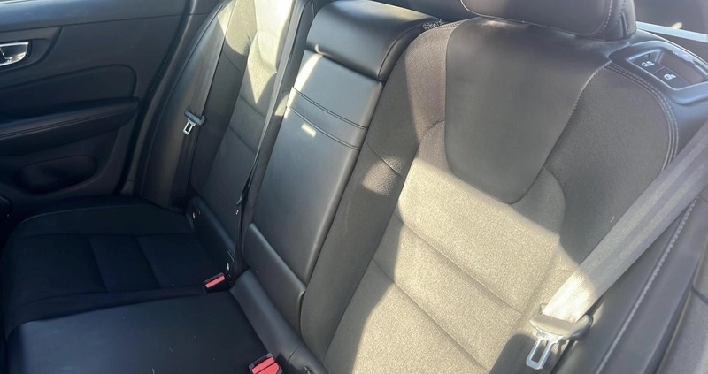 Volvo V60 cena 74900 przebieg: 152400, rok produkcji 2018 z Łochów małe 172